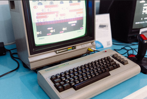 Pour vous donner une idée des ordinateurs de l’époque (Photo d’un Commodore64 de Tuomo Lindfors)